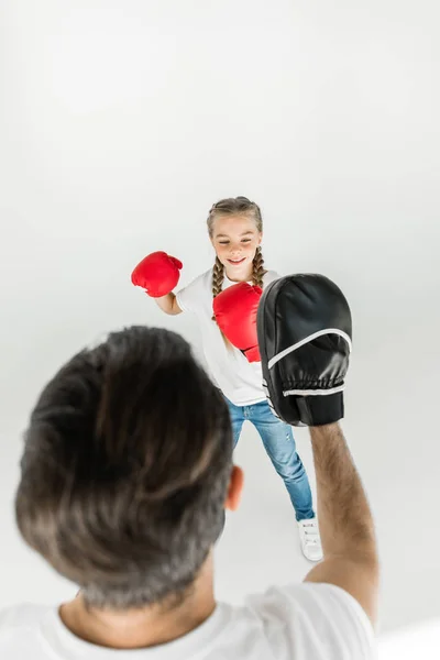 Padre e hija boxeando juntos - foto de stock