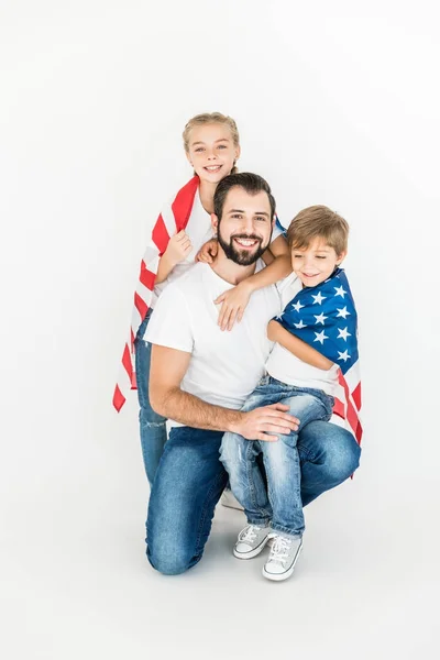 Pai e filhos com bandeira americana — Fotografia de Stock