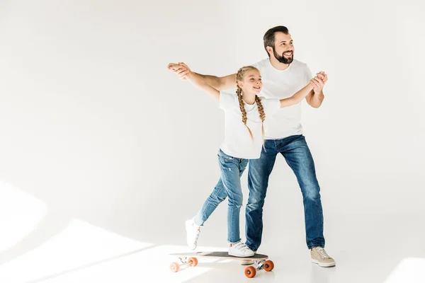 Padre e hija con monopatín - foto de stock