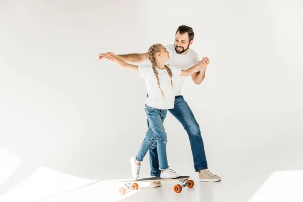 Padre e hija con monopatín - foto de stock