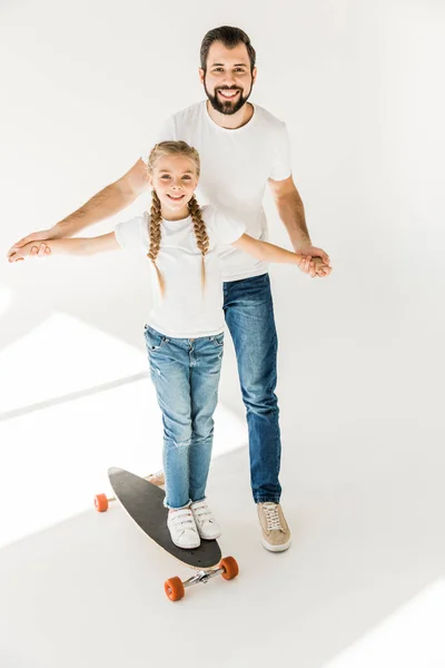 Padre e hija con monopatín - foto de stock