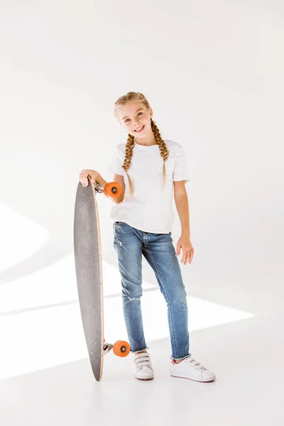 Счастливый ребенок со скейтбордом — стоковое фото