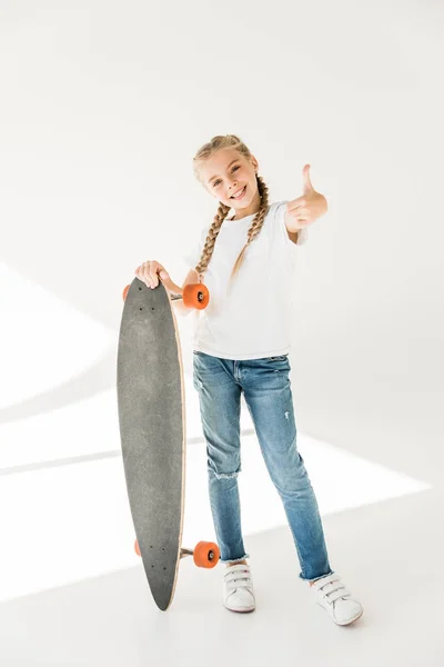 Criança feliz com skate — Fotografia de Stock