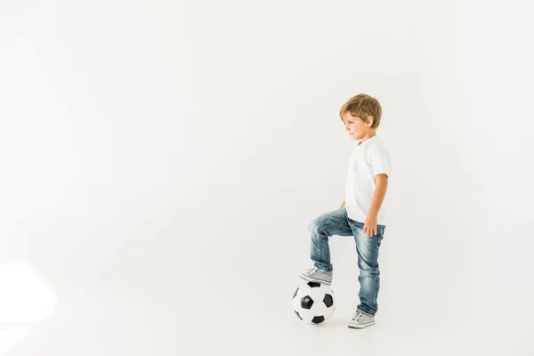 Niño con pelota de fútbol - foto de stock