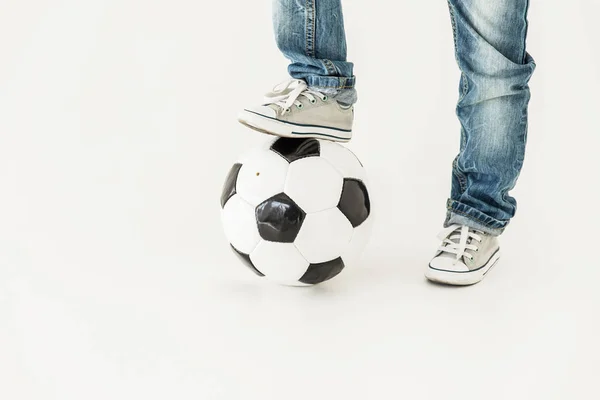 Дитина з футбольним м'ячем — стокове фото