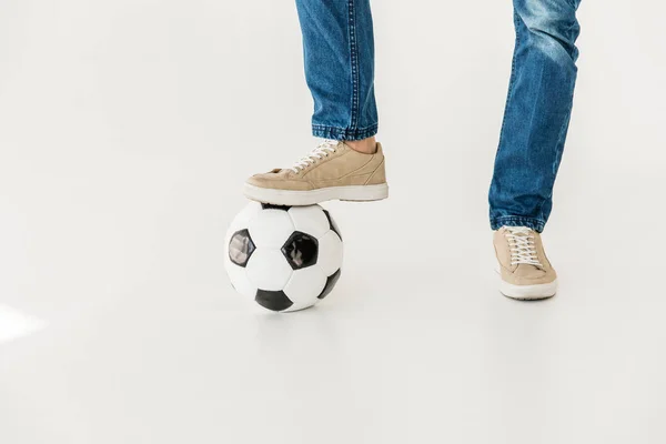 Молодий чоловік з футбольним м'ячем — стокове фото