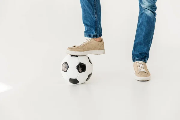 Jovem com bola de futebol — Fotografia de Stock