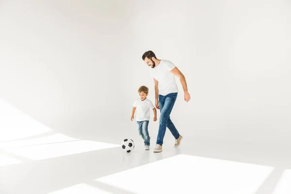Батько і син з футбольним м'ячем — стокове фото