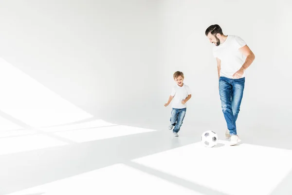 Pai e filho com bola de futebol — Fotografia de Stock
