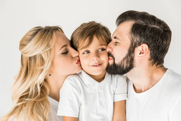 Padres besando hijo - foto de stock