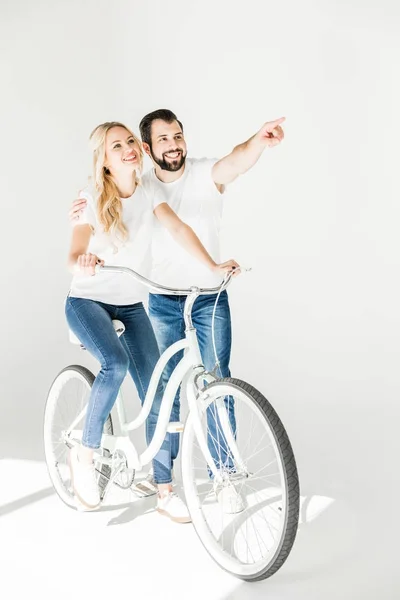 Счастливая пара с велосипедом — стоковое фото