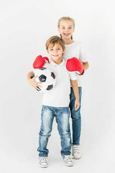 Niños con guantes de fútbol y boxeo - foto de stock