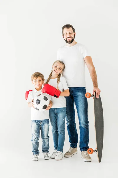 Padre e figli con attrezzatura sportiva — Foto stock