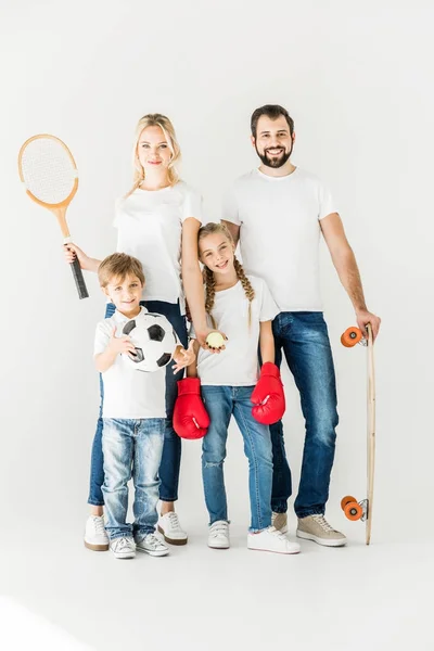 Famille avec équipement sportif — Photo de stock