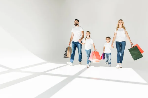 Famille avec sacs à provisions — Photo de stock