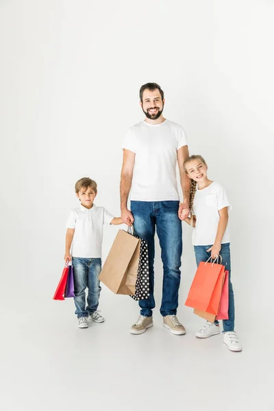 Famille avec sacs à provisions — Photo de stock