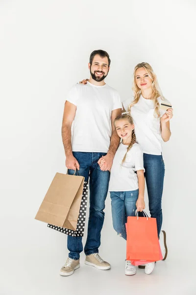 Familia con bolsas de compras y tarjeta de crédito - foto de stock