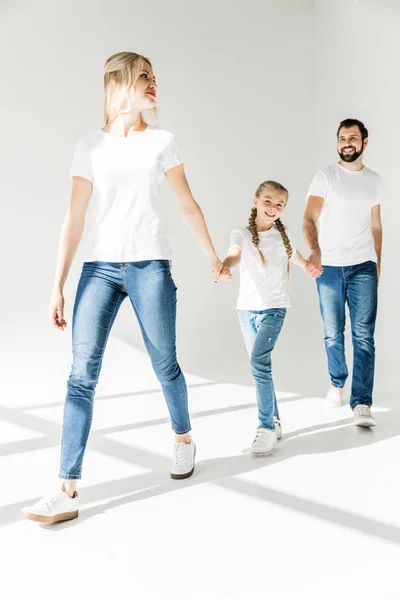 Famiglia che cammina e si tiene per mano — Foto stock