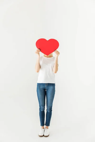 Chica con símbolo de corazón rojo - foto de stock