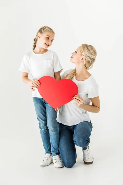 Madre e hija con símbolo del corazón - foto de stock