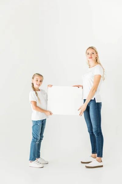 Mother and daughter with blank card — Stock Photo