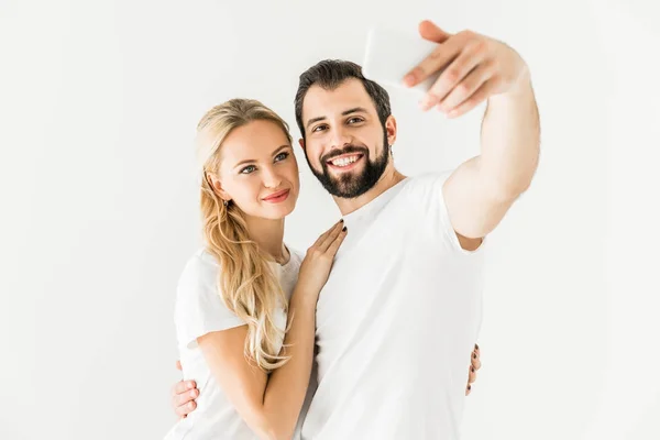 Casal tirando selfie com smartphone — Fotografia de Stock