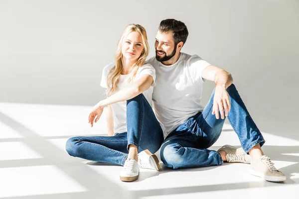 Hermosa feliz joven pareja - foto de stock