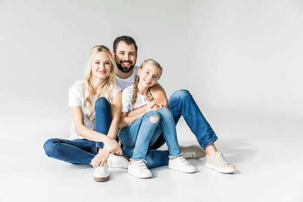 Genitori felici con figlia — Foto stock