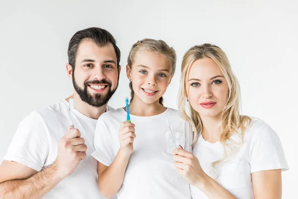 Familia feliz con cepillos de dientes - foto de stock