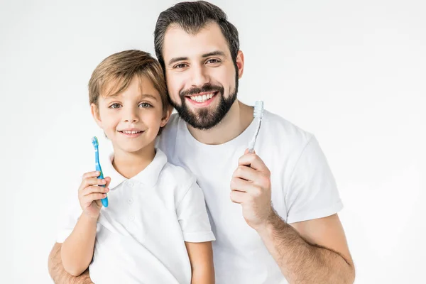 Pai e filho com escovas de dentes — Fotografia de Stock