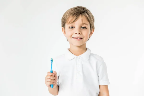 Chico sosteniendo cepillo de dientes - foto de stock