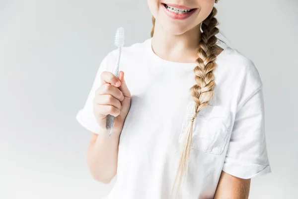 Niño sosteniendo cepillo de dientes - foto de stock