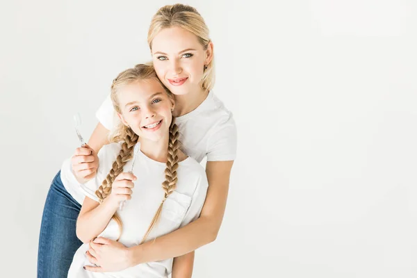 Mãe e filha com escovas de dentes — Fotografia de Stock