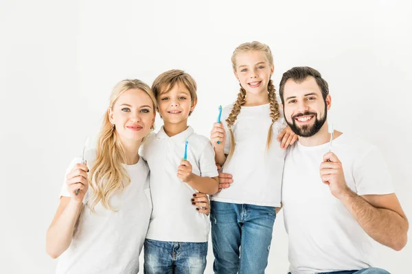 Familia con cepillos de dientes - foto de stock