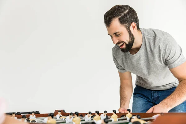 Чоловік грає в настільний футбол — стокове фото