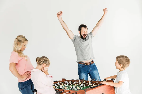 Famiglia che gioca a biliardino — Foto stock