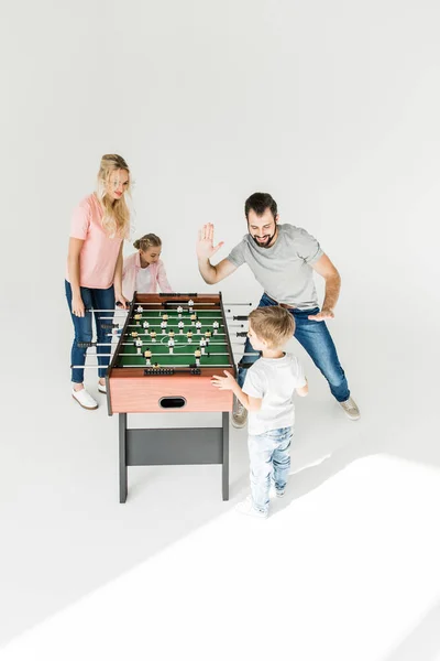 Семья играет в настольный футбол — стоковое фото