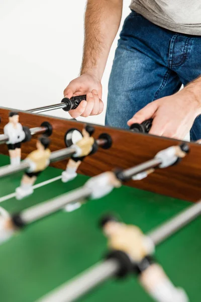 Mann spielt Tischkicker — Stockfoto