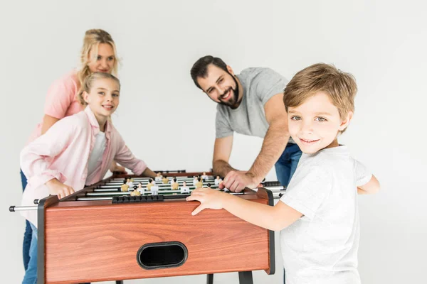 Familie spielt Tischkicker — Stockfoto