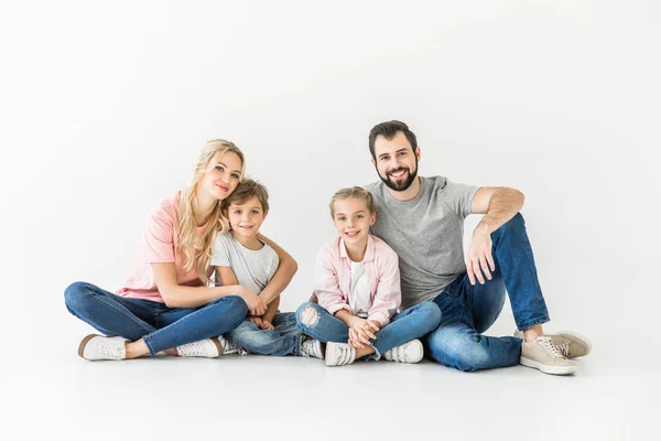 Familia joven feliz - foto de stock