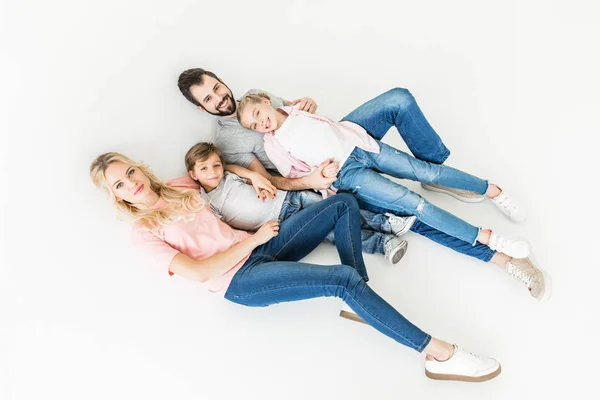 Glückliche junge Familie — Stockfoto