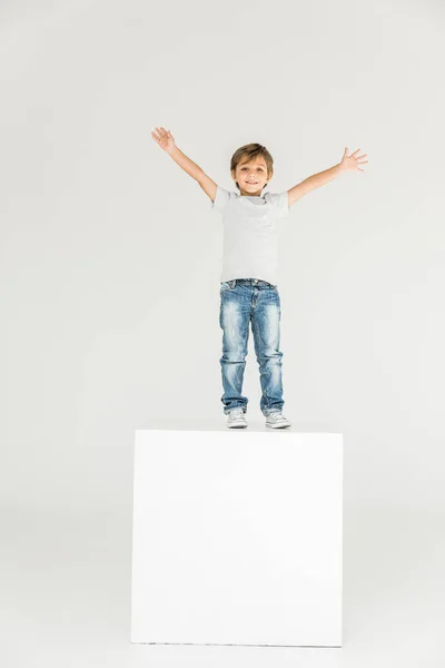 Bambino alzando le mani — Foto stock