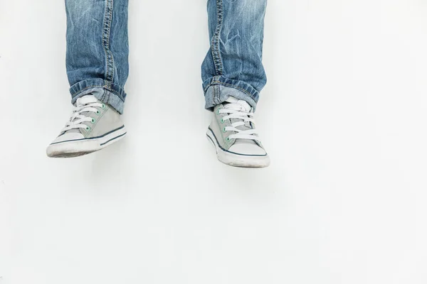 Niño en jeans y zapatos - foto de stock