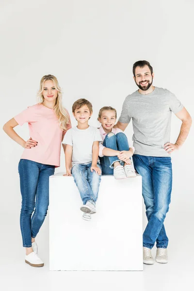 Familia joven feliz - foto de stock