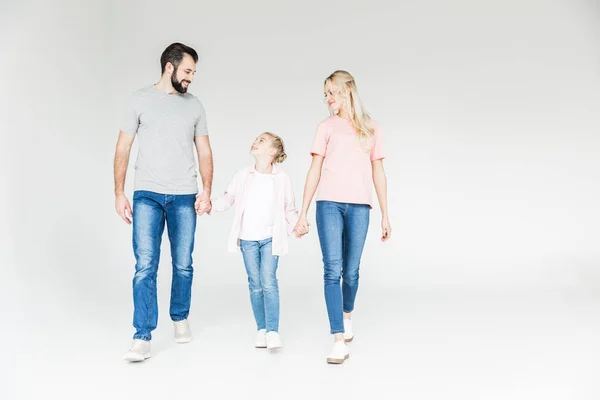 Familia feliz tomados de la mano - foto de stock