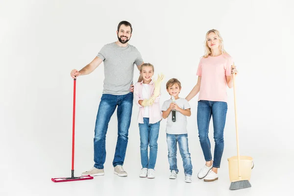 Família com equipamento de limpeza — Fotografia de Stock