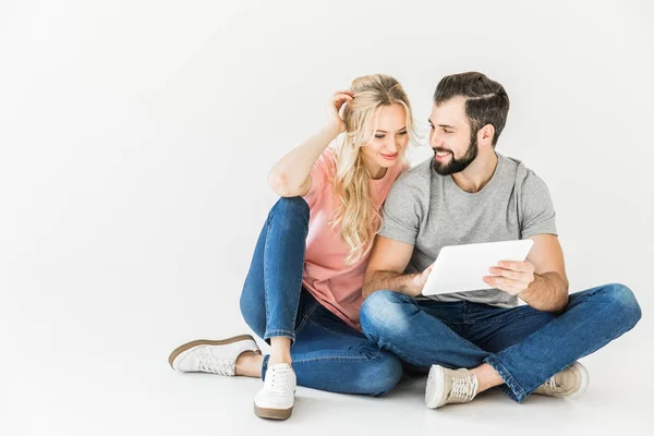 Paar nutzt digitales Tablet — Stockfoto