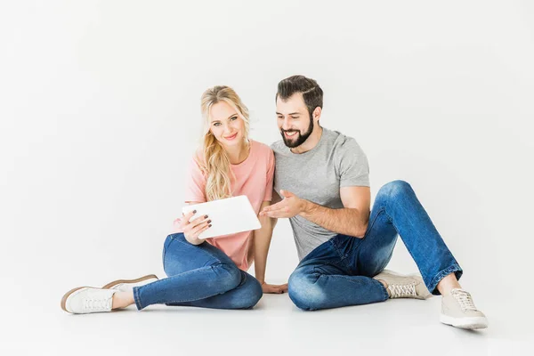 Casal usando tablet digital — Fotografia de Stock