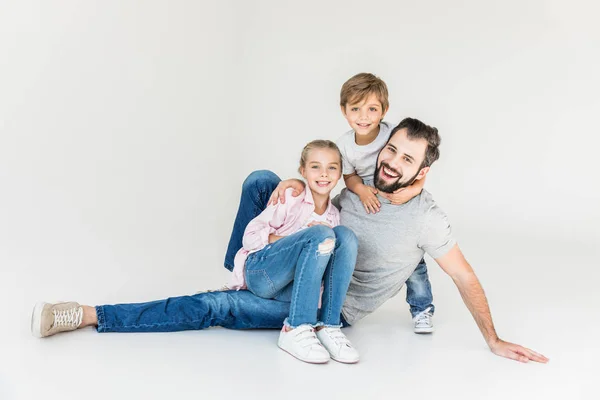 Счастливый отец с детьми — стоковое фото