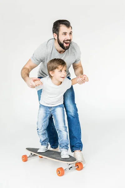 Padre e figlio con skateboard — Foto stock